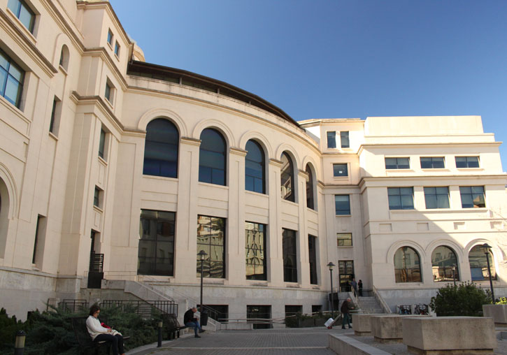 Plaza Charles Darwin de la Universitat de València y edificio de Rectorado.